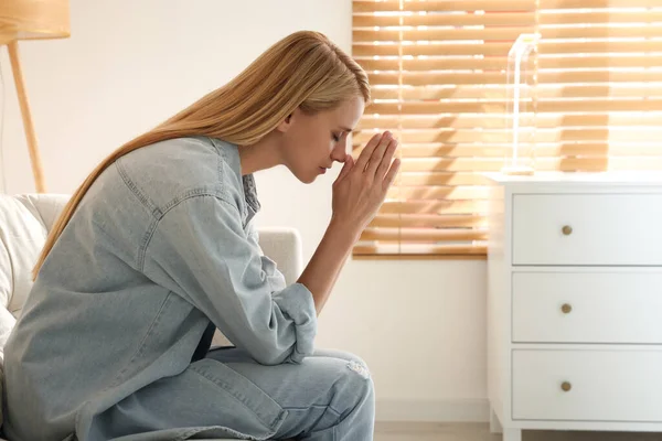 Религиозная Молодая Женщина Сжатыми Руками Молящаяся Помещении Пространство Текста — стоковое фото