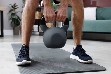 Kettlebell 'li adam antrenmanı, yakın çekim.