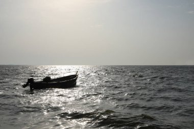 Güneşli bir günde güzel bir deniz manzarası.
