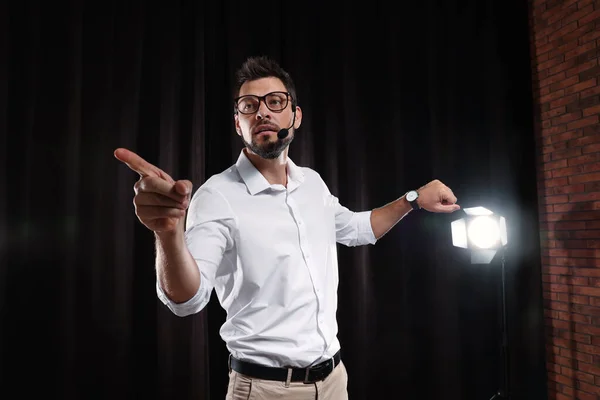 Motivational Speaker Headset Performing Stage — Stock Photo, Image