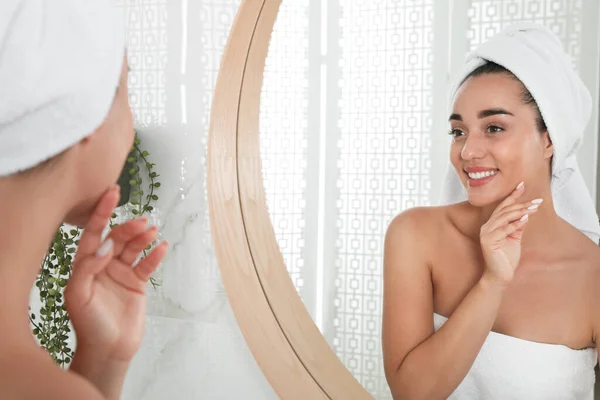 Vacker Ung Kvinna Med Perfekt Hud Nära Spegel Badrummet Ansiktstvätt — Stockfoto