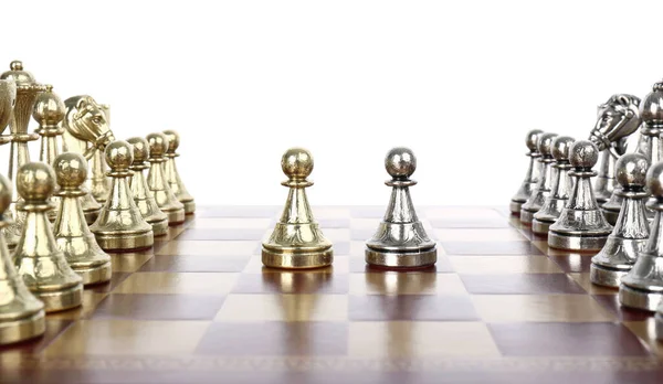 Σκάκι Κομμάτια Ξύλινο Ταμπλό Λευκό Φόντο — Φωτογραφία Αρχείου