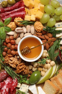 Arka plan olarak farklı lezzetli aperatifler, üst görünüm