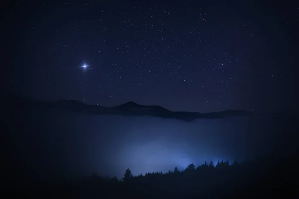 Bela Vista Montanhas Nebulosas Sob Céu Estrelado Noite — Fotografia de Stock