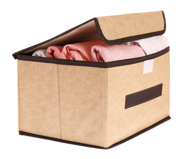 Чехол для хранения текстиля с сложенной одеждой, изолированной на белом