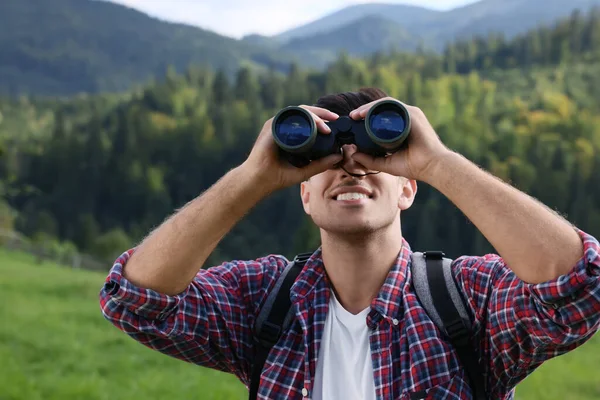 Hombre Con Mochila Mirando Través Binoculares Las Montañas — Foto de Stock