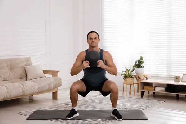 Trening Mięśni Kettlebell Domu — Zdjęcie stockowe