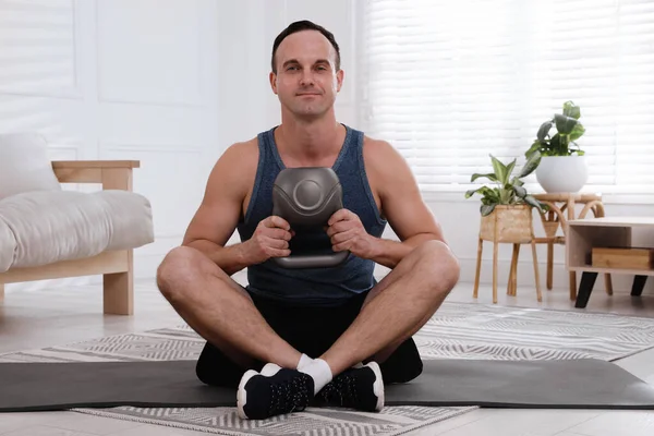 Musclé Homme Formation Avec Kettlebell Maison — Photo