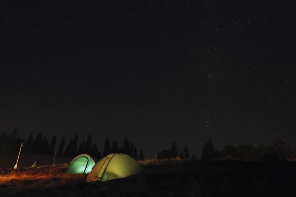 Due Tende Campeggio Colori Vicino Alla Foresta Sotto Cielo Pieno — Foto Stock