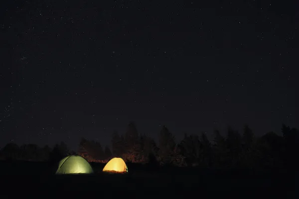 Geceleri Yıldızlarla Dolu Gökyüzünün Altında Ormanın Yakınında Iki Renkli Kamp — Stok fotoğraf