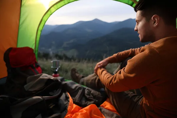 Uomo Dentro Tenda Campeggio Montagna — Foto Stock