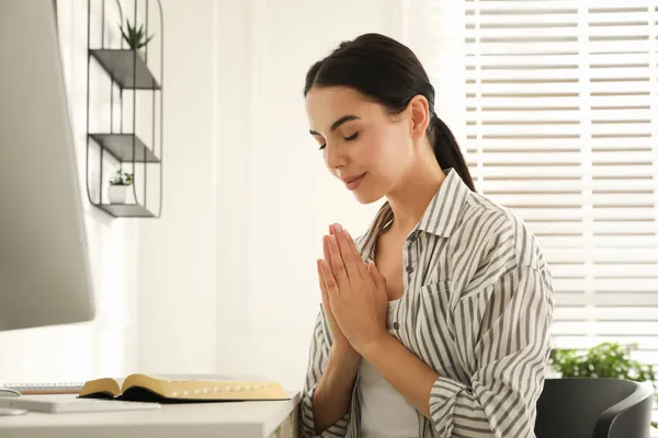 Красивая Молодая Женщина Молящаяся Библией Столом — стоковое фото