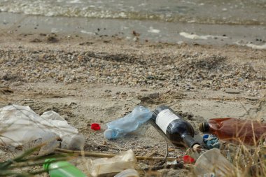 Çöpler plaja saçılmış. Çevre kirliliği sorunu