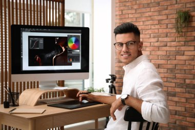 Ofisteki masada grafik tablet üzerinde çalışan profesyonel rötuş.
