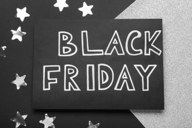 Kara Cuma yazılı kart ve arka planda konfeti, düz yatıyordu