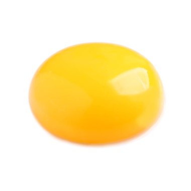 Çiğ tavuk yumurtası sarısı beyaza izole edilmiş.
