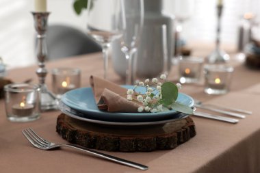 Güzel sofra takımı ve dekoruyla şölen masası ayarları