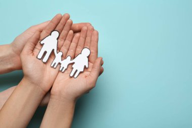 Turkuaz arka planda kağıt aile kesimi olan çift, üst manzara. Metin için boşluk