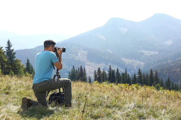 Uomo Scattare Foto Paesaggio Montano Con Fotocamera Moderna Treppiede All — Foto Stock