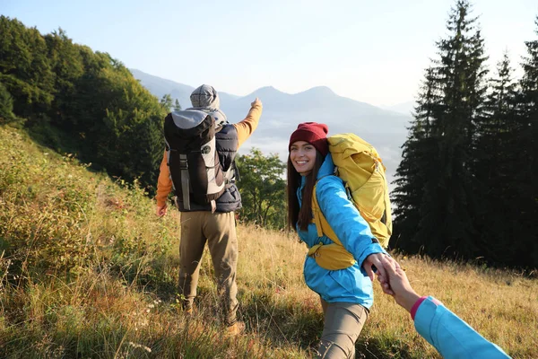 Turisti Con Zaini Escursionismo Montagna Nella Giornata Sole — Foto Stock