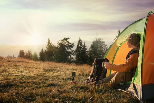 Uomo Con Tazza Bevanda Calda Nella Tenda Campeggio Spazio Testo — Foto Stock