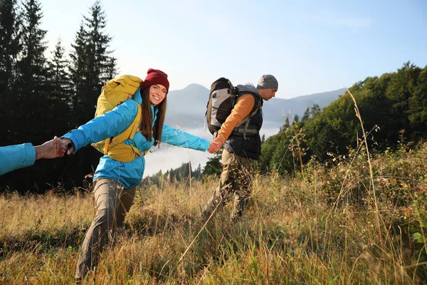 Güneşli Bir Günde Sırt Çantalı Turistler Dağlarda Yürüyüş Yapıyor — Stok fotoğraf