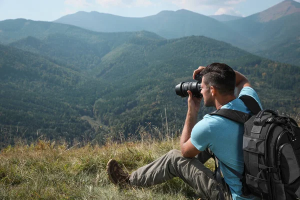 山の中で現代のカメラで写真を撮るプロの写真家 テキストのスペース — ストック写真