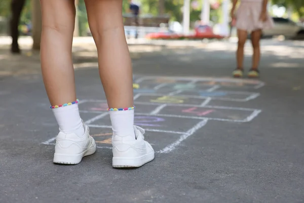 Crianças Brincando Hopscotch Desenhado Com Giz Asfalto Livre Close — Fotografia de Stock