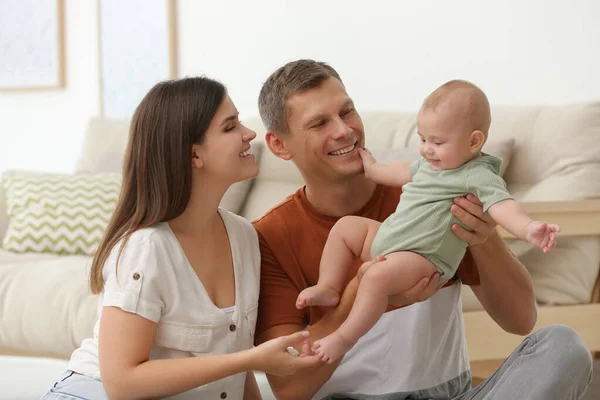 Retrato Familia Feliz Con Lindo Bebé Casa — Foto de Stock