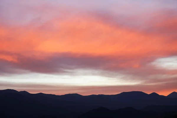 Pintoresca Vista Del Hermoso Cielo Nublado Sobre Las Montañas — Foto de Stock
