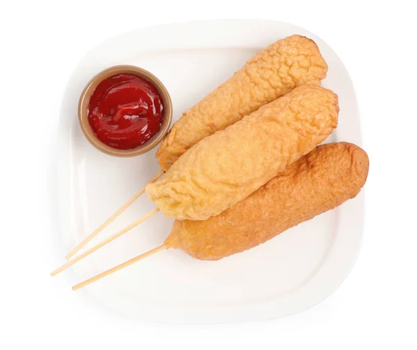 Pyszne Smażone Hot Dogi Kukurydziane Ketchupem Białym Tle Widok Góry — Zdjęcie stockowe