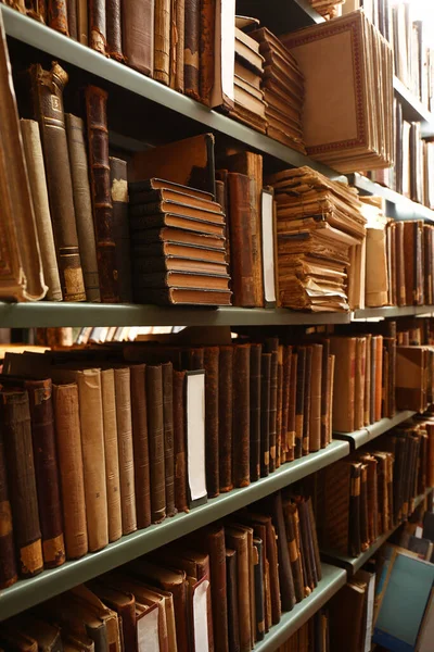 Sammlung Alter Bücher Den Regalen Der Bibliothek — Stockfoto