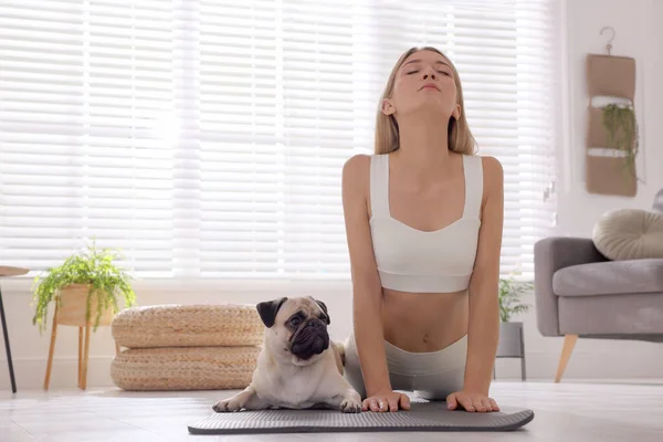 Mooie Vrouw Met Hond Beoefenen Van Yoga Thuis — Stockfoto