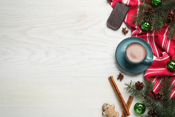 Delicioso Chocolate Caliente Decoración Navidad Mesa Madera Blanca Puesta Plana — Foto de Stock