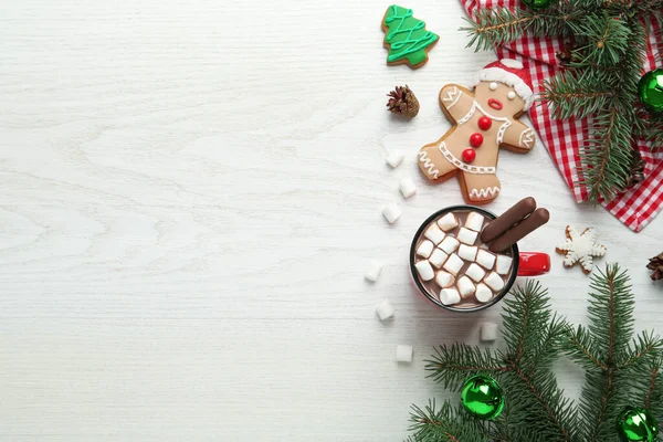 Delicioso Chocolate Caliente Con Malvaviscos Palitos Cacao Cerca Decoración Navidad — Foto de Stock