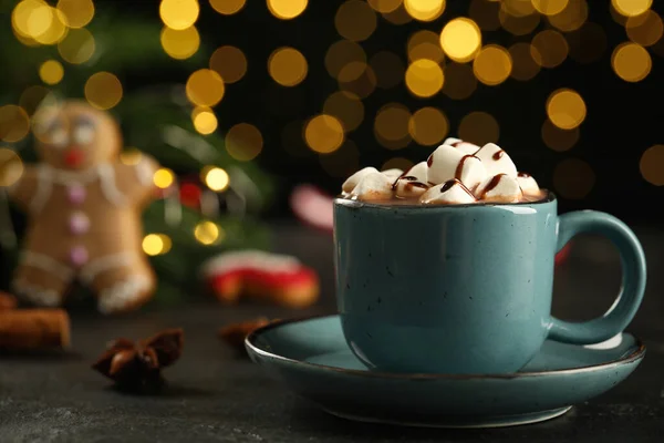 Köstliche Heiße Schokolade Mit Marshmallows Und Sirup Auf Schwarzem Tisch — Stockfoto