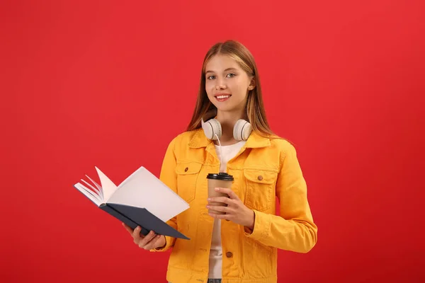 Tinédzser Diák Könyv Csésze Kávé Fejhallgató Piros Háttér — Stock Fotó