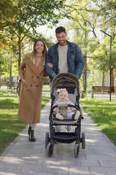 Lyckliga Föräldrar Går Med Sitt Barn Barnvagn Parken Solig Dag — Stockfoto