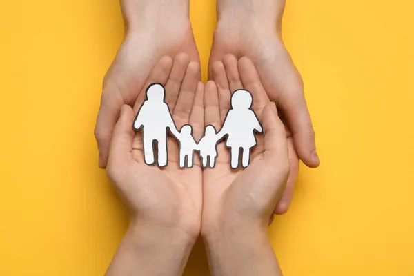 Sarı Arka Planda Kağıt Aile Kesimi Olan Çift Üst Manzara — Stok fotoğraf