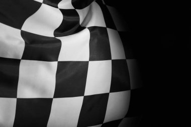 Siyah arkaplanda işaretlenmiş bitiş bayrağı, yakın plan