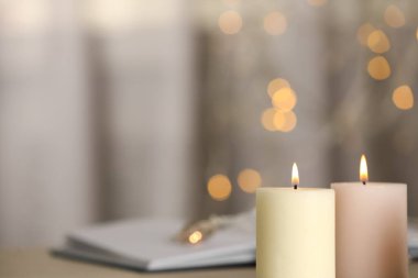 Bulanık ışıklara karşı mum yakmak, yakın çekim. Metin için boşluk