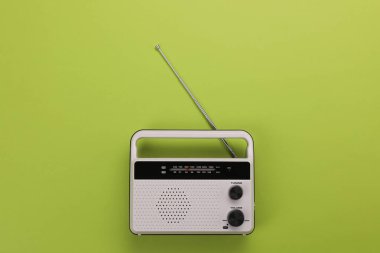 Açık yeşil arkaplanda radyo alıcısı, üst görünüm