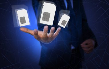 Renk arkaplanı üzerinde farklı boyutlarda SIM kartlar gösteren adam, yakın plan 