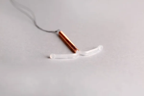 光を背景にしたT字型子宮内避妊具 — ストック写真