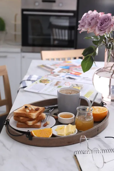 Dienblad Met Smakelijk Ontbijt Witte Tafel — Stockfoto