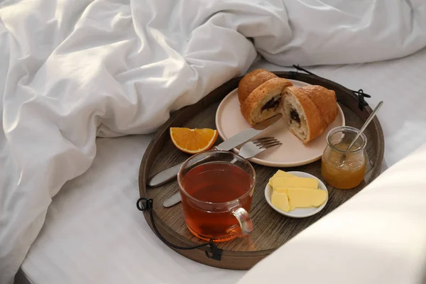 Tablett Mit Leckerem Frühstück Morgens Auf Dem Bett — Stockfoto