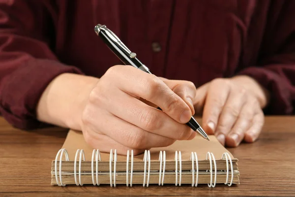 Vrouw Schrijven Met Pen Notitieboekje Aan Houten Tafel Close Van — Stockfoto