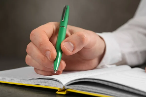 Homem Escrevendo Com Caneta Caderno Mesa Cinza Close Mão — Fotografia de Stock
