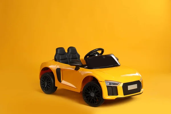 Kleines Auto Auf Gelbem Hintergrund Kinderspielzeug — Stockfoto