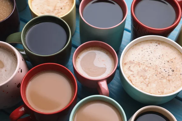 Viele Tassen Mit Verschiedenen Kaffeegetränken Auf Hellblauem Holztisch — Stockfoto